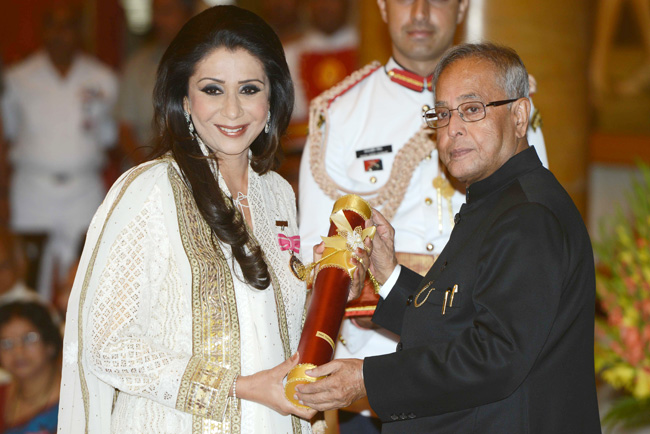 Vandana Luthra receiving Padma Shri from Honourable President Pranab Mukherjee